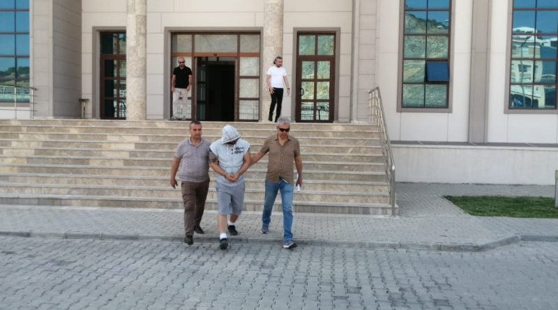 Sahte kimlikle dünyayı dolaştı, Kuşadası'nda polise takıldı