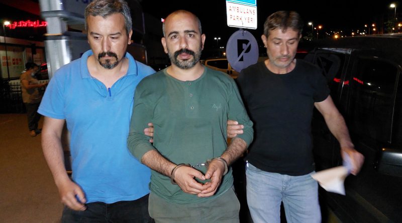 Sahte polis 100 bin liralık altın ve paralarla kaçarken otogarda yakalandı