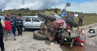 Sakarya’da otomobil traktörle çarpıştı: 2 yaralı