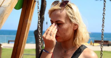 Salıncağa binen iki genç kız, 'çakmak' isteyen şahsa olmadığını söyleyince darp edildi