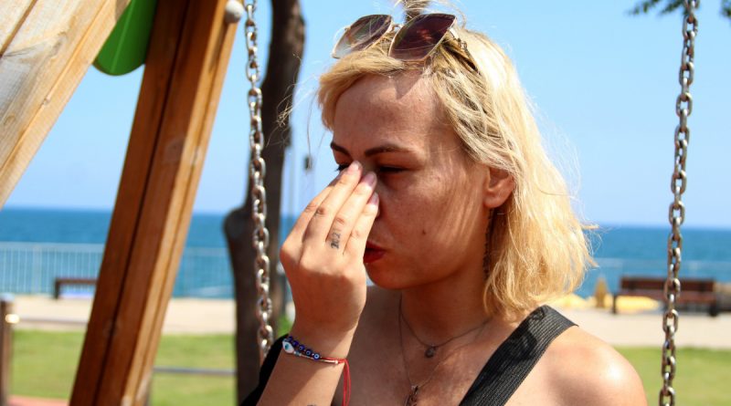 Salıncağa binen iki genç kız, 'çakmak' isteyen şahsa olmadığını söyleyince darp edildi