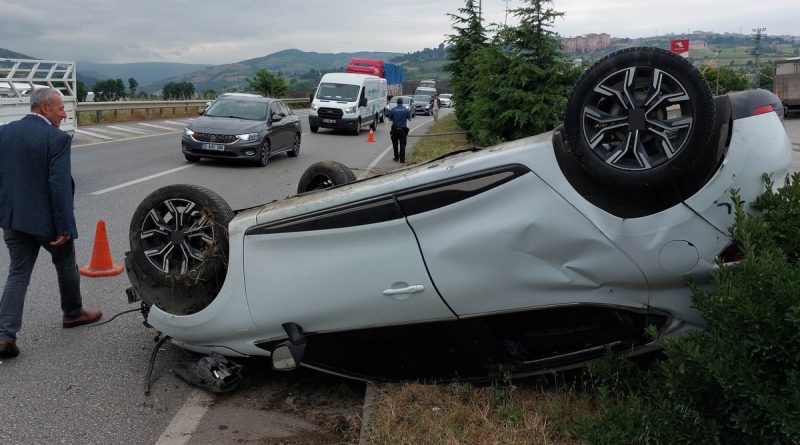 Samsun'da otomobil takla attı: 2 yaralı