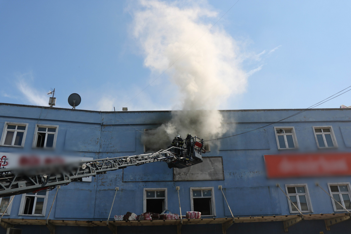 Depo yangını 4 saatte kontrol altına alınabildi