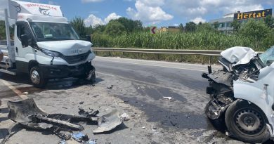 Sancaktepe’de 2 araç kafa kafaya çarpıştı: 2 yaralı