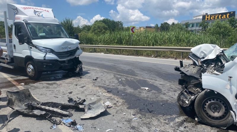 Sancaktepe’de 2 araç kafa kafaya çarpıştı: 2 yaralı