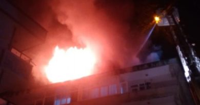 Sancaktepe’de 5 katlı binanın çatı katı alevlere teslim oldu