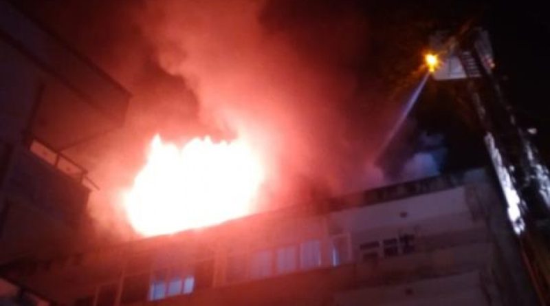Sancaktepe’de 5 katlı binanın çatı katı alevlere teslim oldu