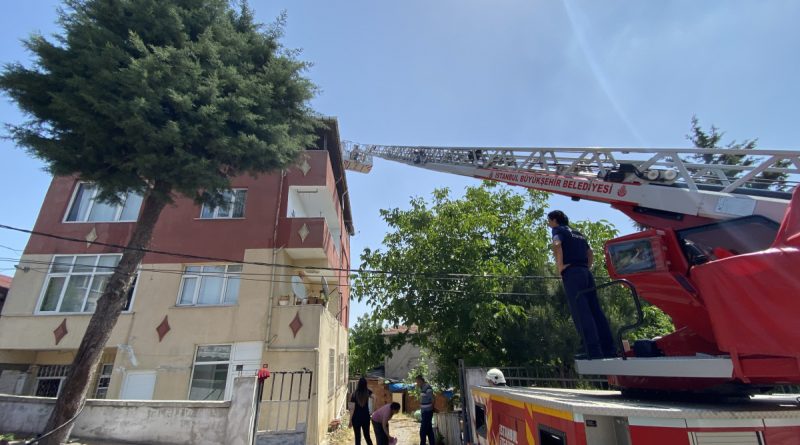 Sancaktepe’de çatı tadilatı sırasında korkutan yangın