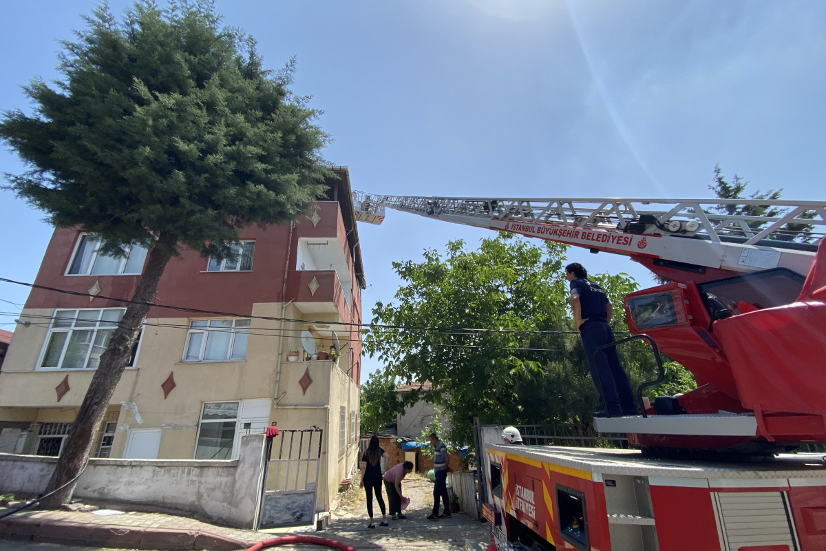 Sancaktepe’de çatı tadilatı sırasında korkutan yangın