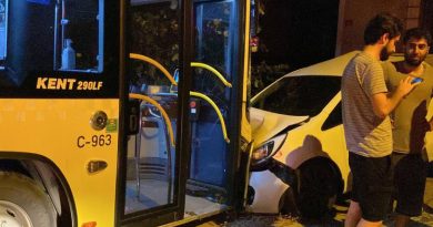 Sancaktepe’de ehliyetsiz görevli yıkamak için aldığı İETT otobüsüyle sokağa daldı: Bir otomobil hurdaya döndü