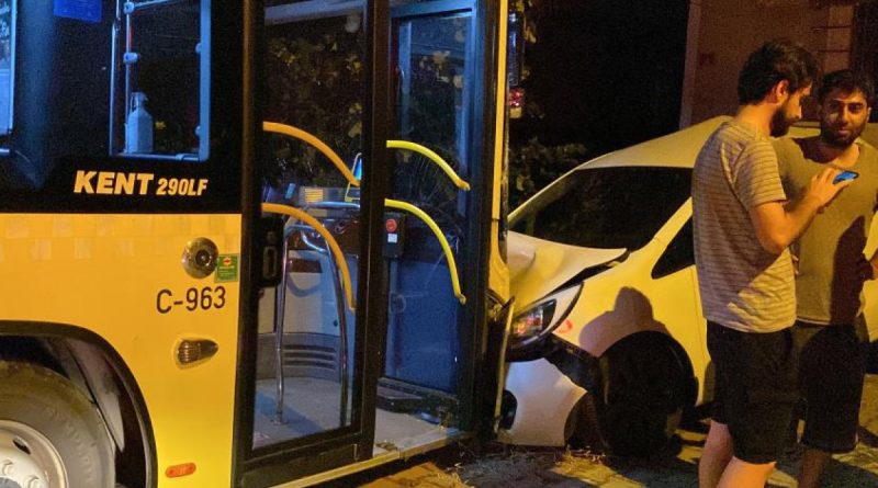 Sancaktepe’de ehliyetsiz görevli yıkamak için aldığı İETT otobüsüyle sokağa daldı: Bir otomobil hurdaya döndü