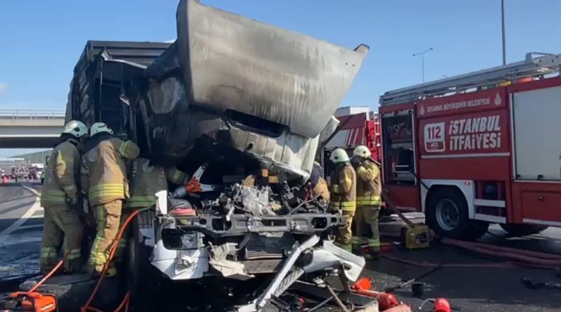 Sancaktepe’de iki tır çarpıştı, tırlardan biri alev aldı: 1 ölü