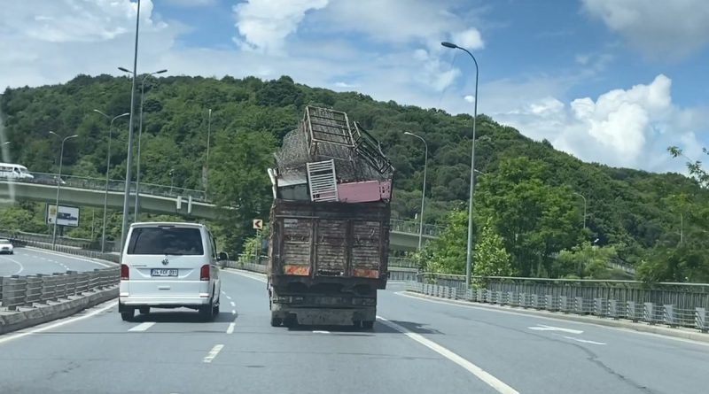 Sarıyer’de demir yüklü kamyonetin tehlikeli yolculuğu kamerada