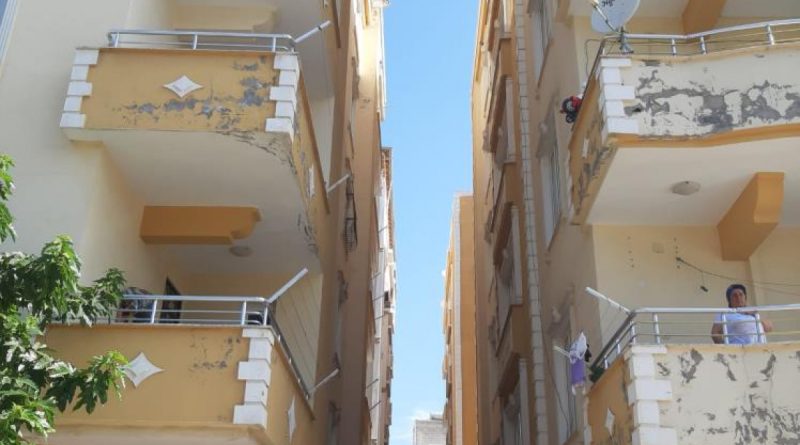 Sarkıttığı iple daireye girmeye çalışırken 5. kattan düşen şahıs öldü