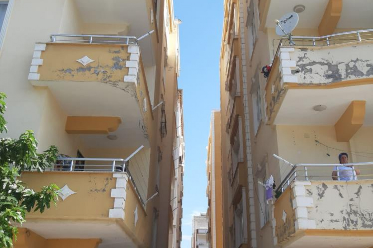 Sarkıttığı iple daireye girmeye çalışırken 5. kattan düşen şahıs öldü