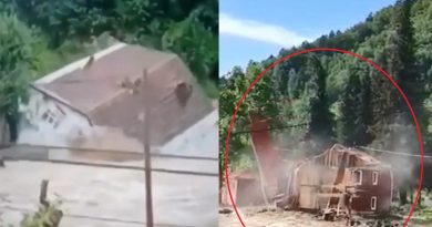 Sel cami ve evi böyle yıktı