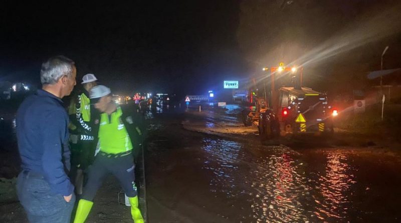 Sel nedeniyle kapanan Nevşehir-Aksaray karayolu trafiğe yeniden açıldı