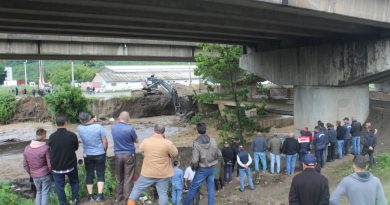 Sel sularına kapılan iş makinesi operatörünü bulmak için çalışma başlatıldı