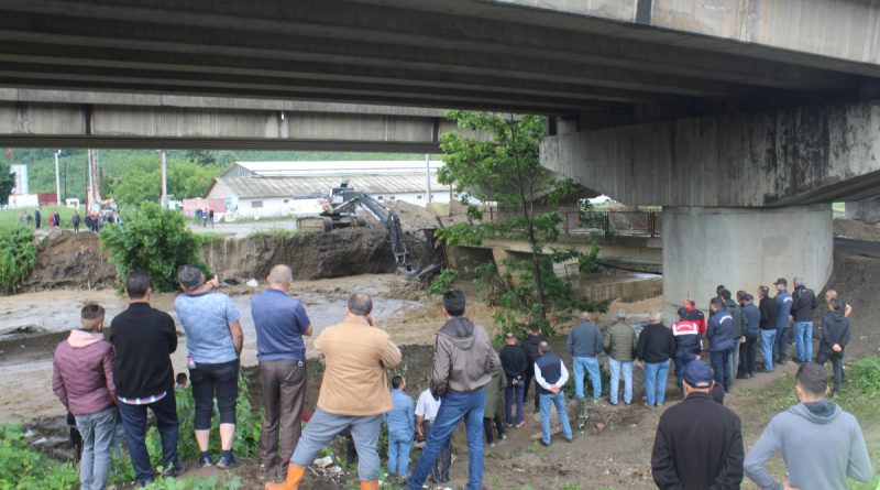 Sel sularına kapılan iş makinesi operatörünü bulmak için çalışma başlatıldı