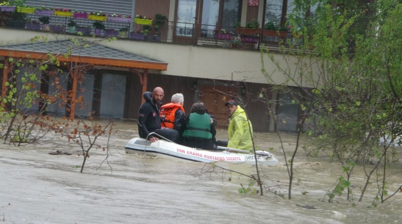 Selde mahsur kalan vatandaşlar botlarla tahliye ediliyor
