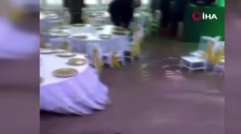 Sele düğünde yakalandılar, masaların üzerine çıkarak kurtuldular