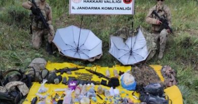 Şemdinli’de 2 teröristin etkisiz hale getirildiği operasyonda silah, mühimmat ve patlayıcı ele geçirildi