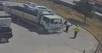 Seyir halinde nefesi kesilen kamyon sürücüsünü polisler hayata döndürdü