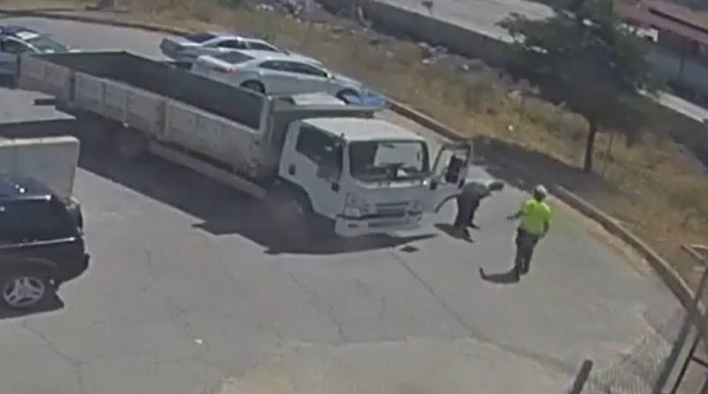 Seyir halinde nefesi kesilen kamyon sürücüsünü polisler hayata döndürdü