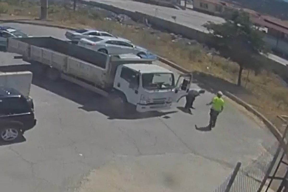 Seyir halinde nefesi kesilen kamyon sürücüsünü polisler hayata döndürdü