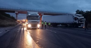 Seyir halindeki 2 TIR’ın karıştığı kazada faciadan dönüldü