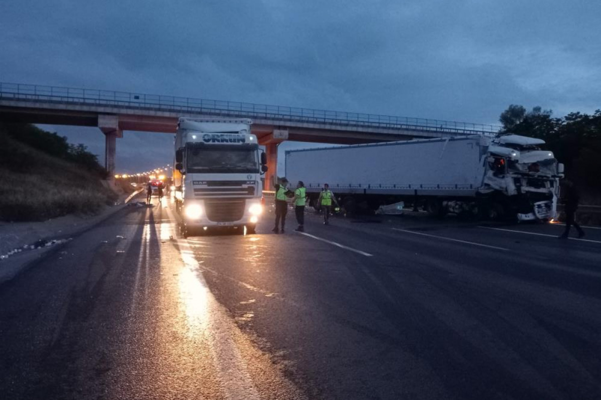 Seyir halindeki 2 TIR’ın karıştığı kazada faciadan dönüldü