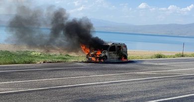 Seyir halindeki araç alev aldı