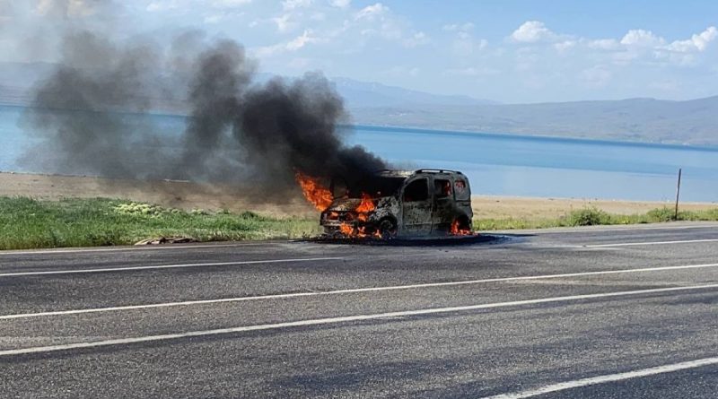 Seyir halindeki araç alev aldı