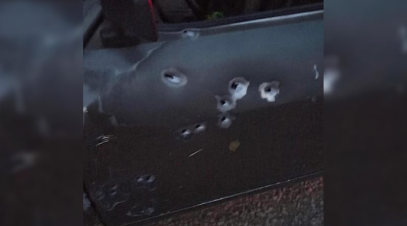 Seyir halindeki araç kurşunlandı