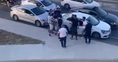 Seyir halindeki aracın önünü kestiler, içindekileri indirip darp ettiler