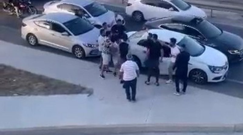 Seyir halindeki aracın önünü kestiler, içindekileri indirip darp ettiler