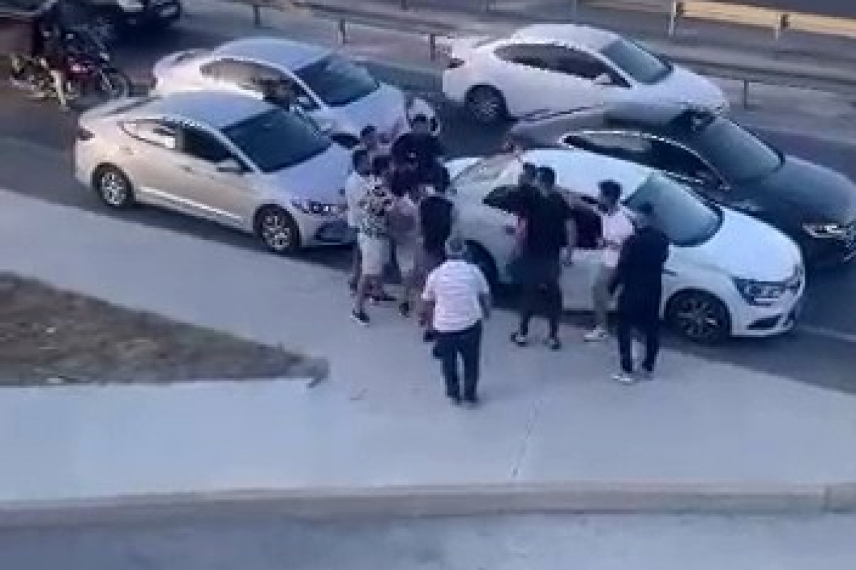 Seyir halindeki aracın önünü kestiler, içindekileri indirip darp ettiler