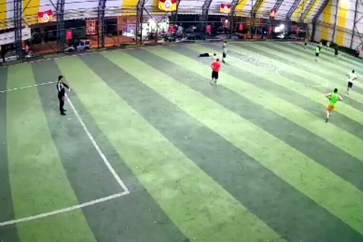 Siirt'te halı sahada kalp krizi geçiren genç hayatını kaybetti