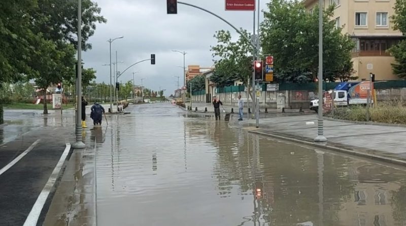 Silivri'de sağanak yağış su baskınlarına neden oldu