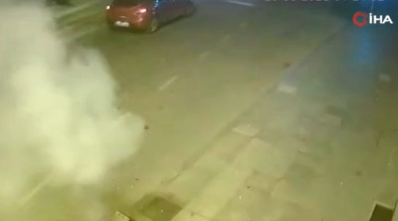 Silivri’de yol ortasında havai fişek patlattılar