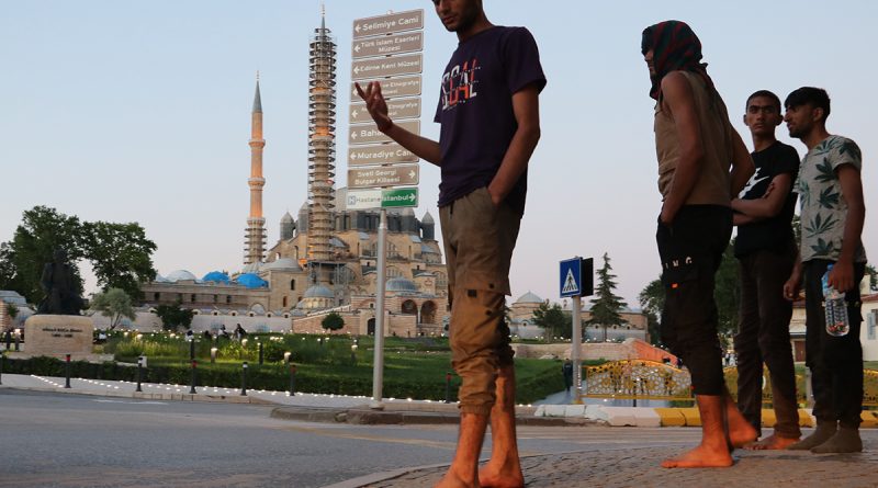 Sınırda Bulgar zulmü: Göçmenlerin üzerine köpeklerini saldılar