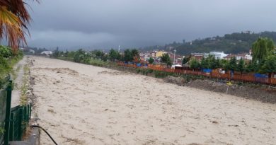 Sinop'un Türkeli ilçesinde dere taştı, evler sular altında kaldı, geçici köprüler ulaşıma kapandı