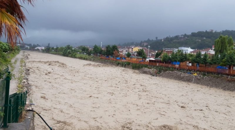 Sinop'un Türkeli ilçesinde dere taştı, evler sular altında kaldı, geçici köprüler ulaşıma kapandı