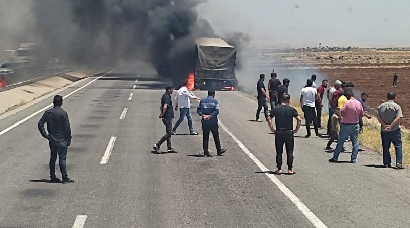 Şırnak’ta seyir halindeki tır alevlere teslim oldu