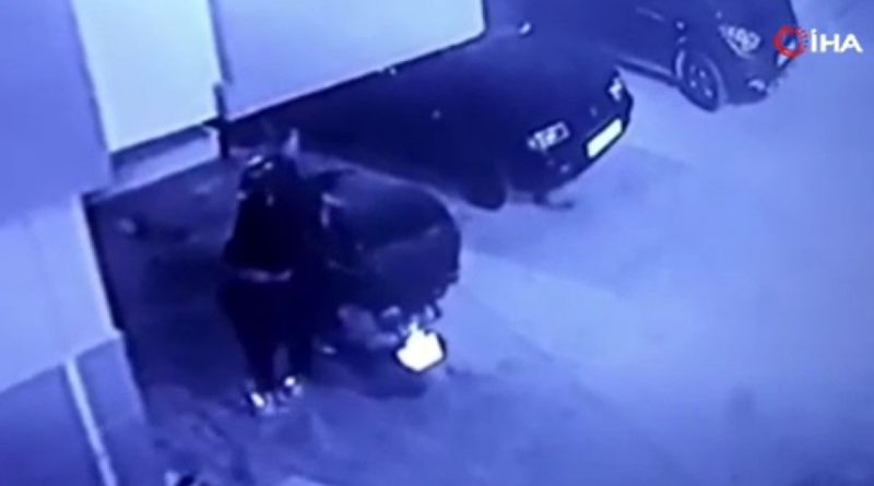 Sitede park halindeki motosikleti böyle çaldı