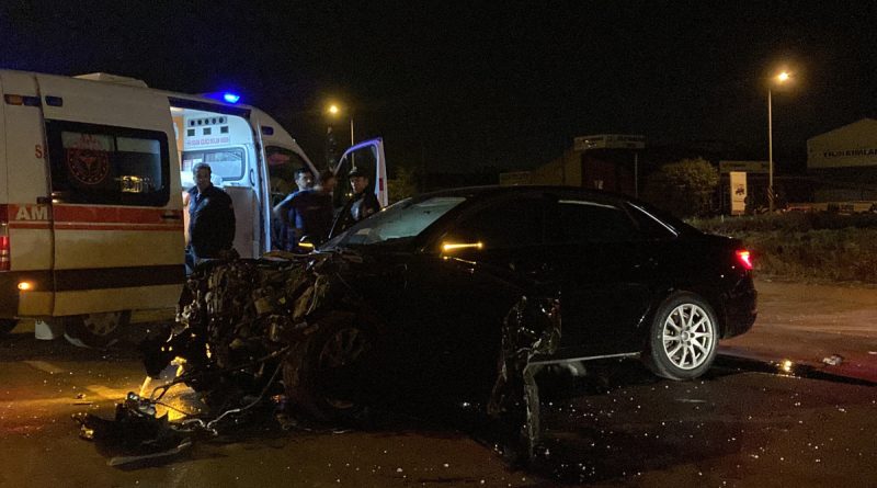 Sivas’ta hafif ticari araç ve otomobil çarpıştı: 1'i ağır 5 yaralı