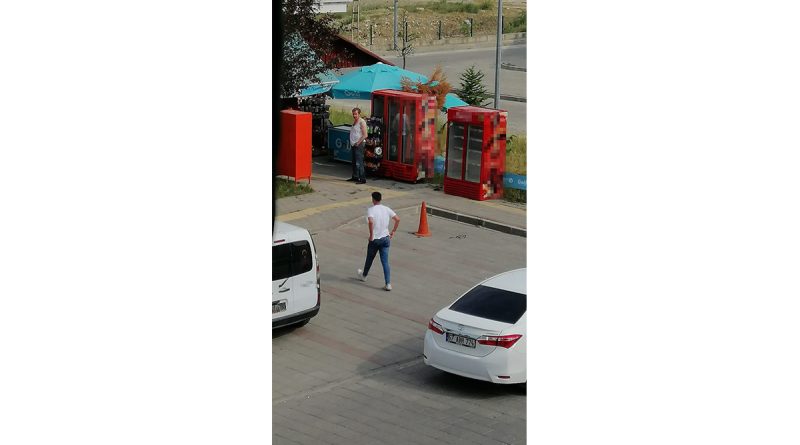 Sokak ortasında doktorla esnaf kavga etti