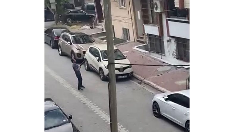 Sosyal medyada annesine küfreden kişinin evinin önünde ateş açtı