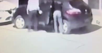 Sultanbeyli’de gece vakti otomobilden para ve giysi çaldılar