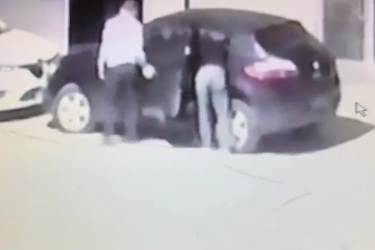 Sultanbeyli’de gece vakti otomobilden para ve giysi çaldılar